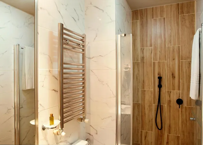 Zeus Essence 3* بوخارست