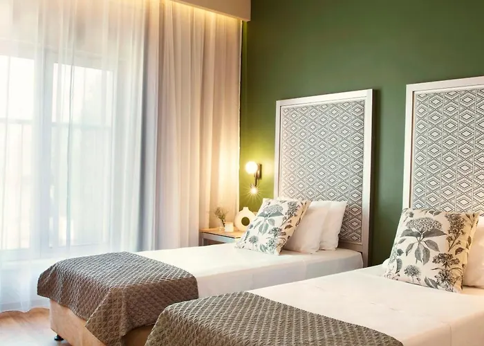 Zeus Essence فندق 3*